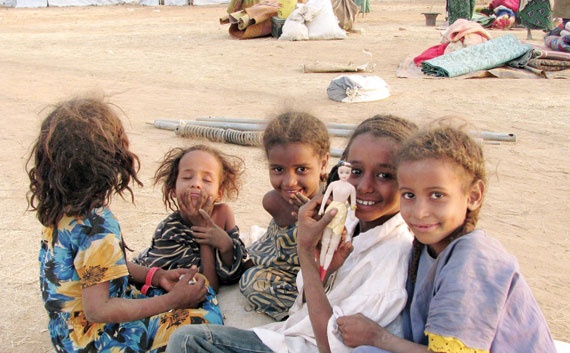 ناس وناس :أطفال من مالي يلهون بدمية في مخيم للاجئين في بوركينا فاسو
