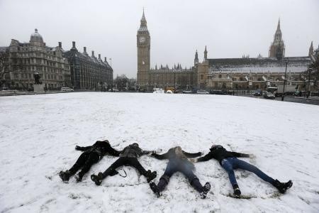 قصة مصورة: الثلوج تعيق حركة الطيران في لندن وباريس