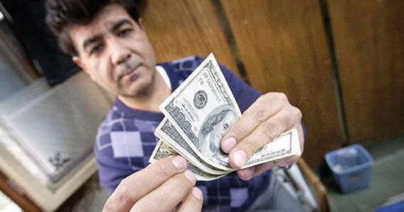 الريال الإيراني يتكبد خسائر كبيرة وسط  خلافات حول «البنك المركزي»