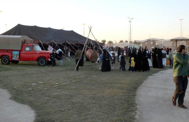 الزوار يأكلون ثمراً جنيّا في مهرجان النخيل والتمور