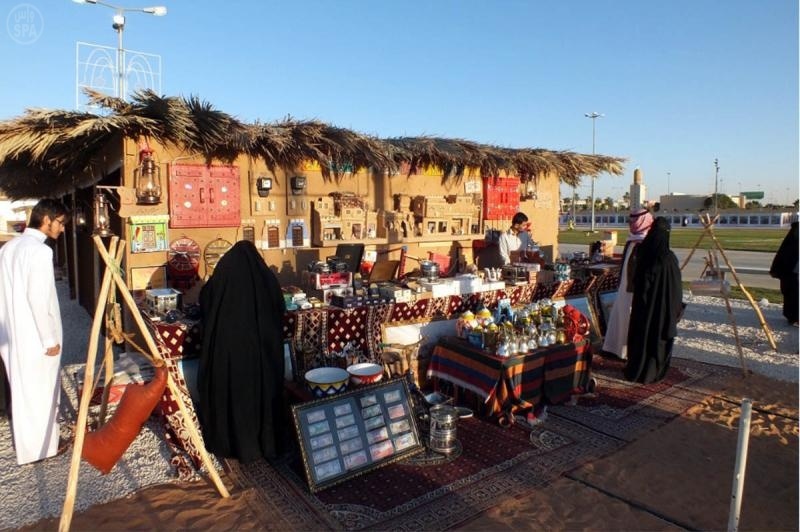 الزوار يأكلون ثمراً جنيّا في مهرجان النخيل والتمور