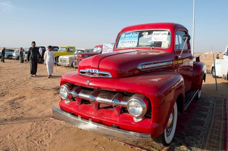 قصة مصورة: 300 سيارة كلاسيكية نادرة تذهل زوار مهرجان ربيع بريدة