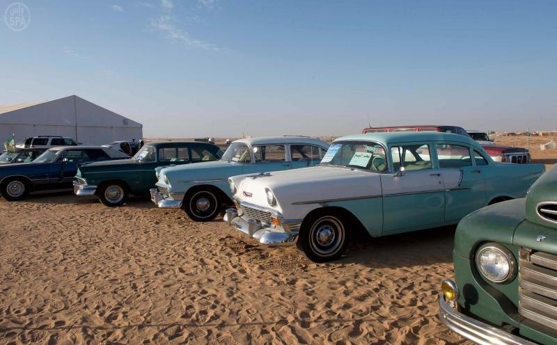 قصة مصورة: 300 سيارة كلاسيكية نادرة تذهل زوار مهرجان ربيع بريدة