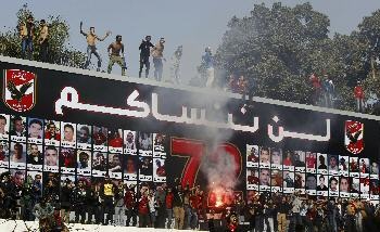30 قتيل على الأقل في اشتباكات بين المتظاهرين والشرطة في مدينة بورسعيد بمصر