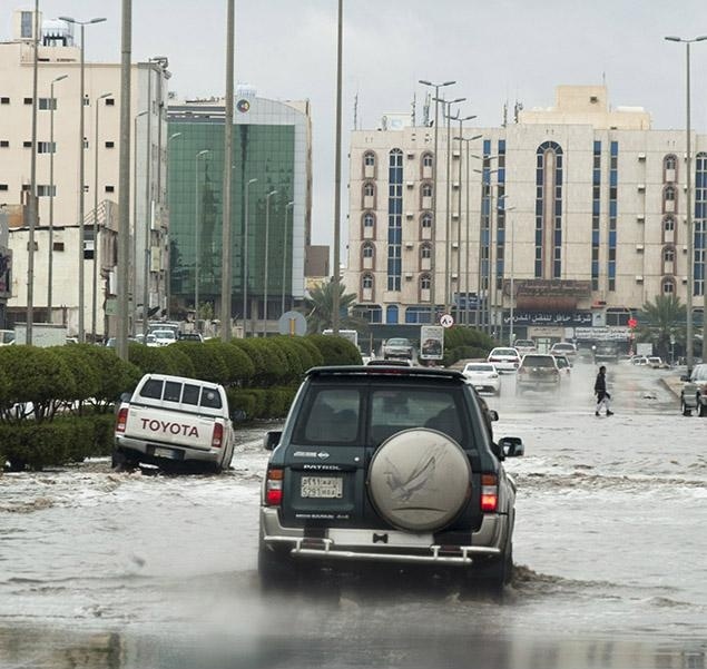 قصة مصورة .. استمرار تعليق الدراسة في تبوك.. والدفاع المدني ينقذ 23 شخصا