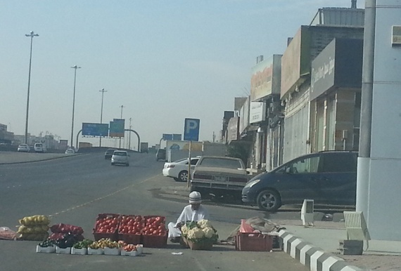 قصة مصورة : باعة الخضار في شوارع الرياض .. تشويه وتلوث