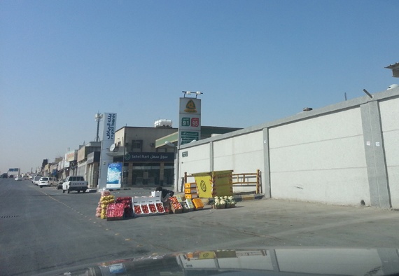 قصة مصورة : باعة الخضار في شوارع الرياض .. تشويه وتلوث