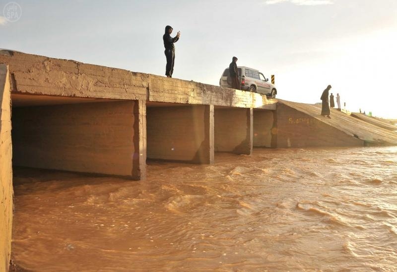 قصة مصورة: أمطار تبوك تغرق  الأحياء السكنية