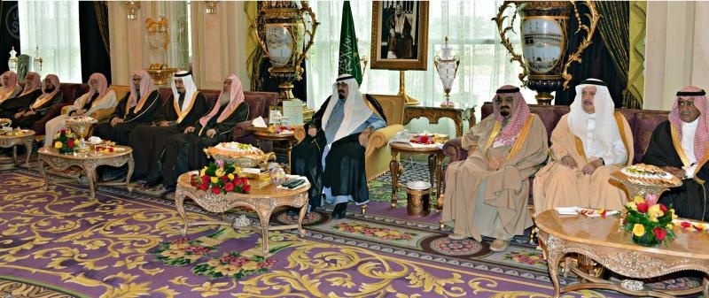 الملك يستقبل الأمراء والعلماء والمشايخ