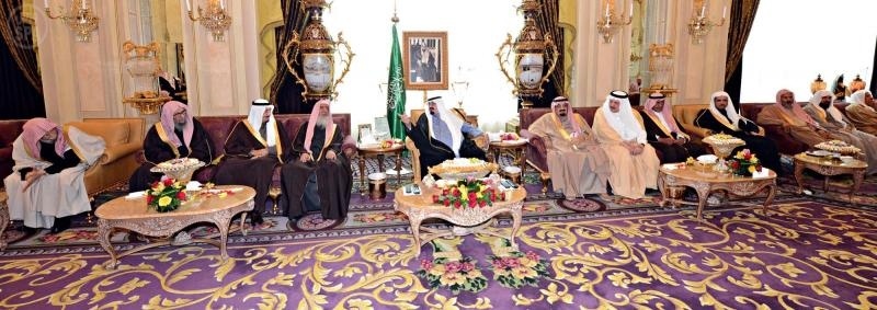الملك يستقبل الأمراء والعلماء والمشايخ