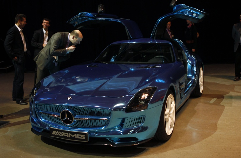 سيارة مرسيدس بنز SLS AMG في احد المعارض في ألمانيا