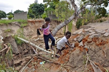 قصة مصورة : مقتل 70 شخصا على الأقل بسبب الأمطار فى موزمبيق