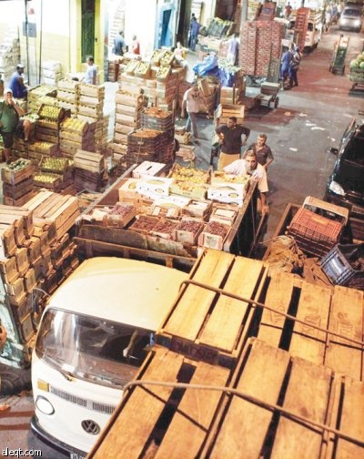 عمال يحملون فواكه وخضراوات في ساو باولو. وتراجع التضخم البرازيلي في يناير
