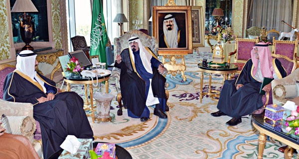 النائب الثاني وأمير المدينة المنورة و أمير الشرقية يؤدون القسم أمام خادم الحرمين