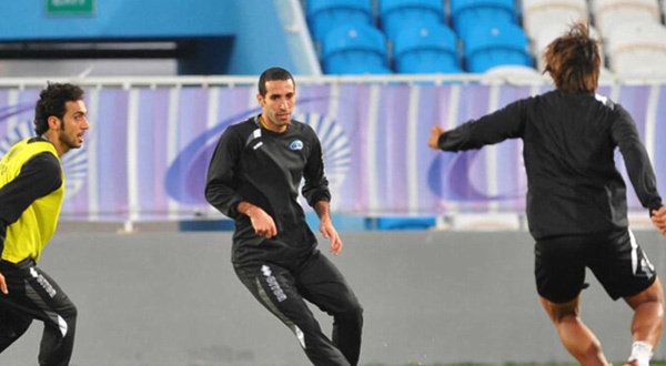 أبوتريكة ينتظم في تدريبات "بني ياس" الاماراتي وسط ترحيب لاعبي الفريق