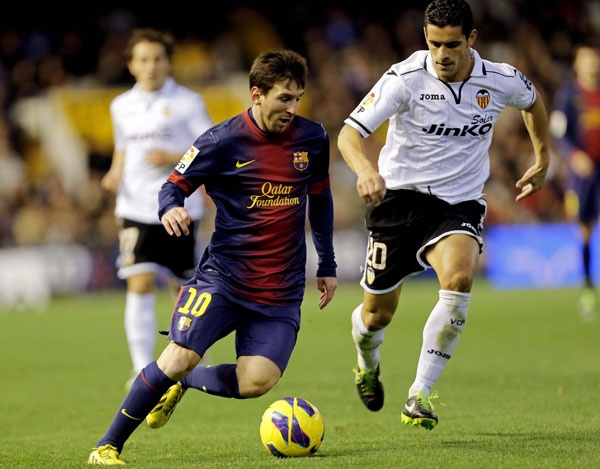 ميسي يساعد برشلونة على التعادل مع بلنسية في الدوري الاسباني