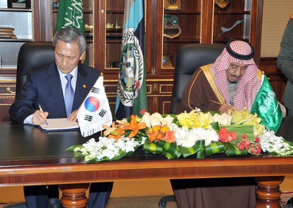 ولي العهد يتسلم رسالة من رئيسة كوريا .. ويوقعّ اتفاقية تعاون بين وزارتي الدفاع في البلدين