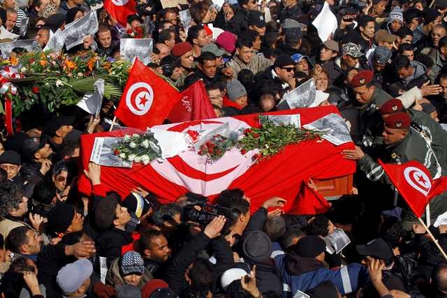 اشتباك بين الشرطة التونسية ومشيعي جنازة شكري بلعيد