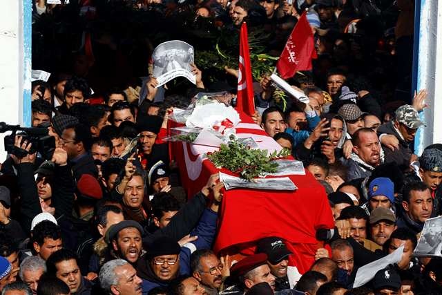 اشتباك بين الشرطة التونسية ومشيعي جنازة شكري بلعيد