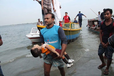 مقتل 14 وفقد خمسة في غرق عبارة في بنجلادش