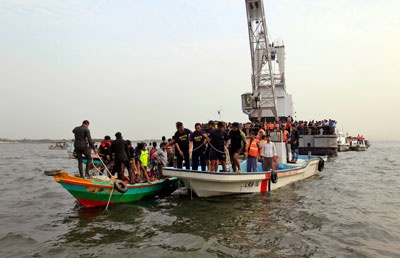 مقتل 14 وفقد خمسة في غرق عبارة في بنجلادش