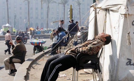 ناس وناس :شاب مصري يأخذ قيلولة أمس بعد يوم طويل من التظاهر في ميدان التحرير في القاهرة