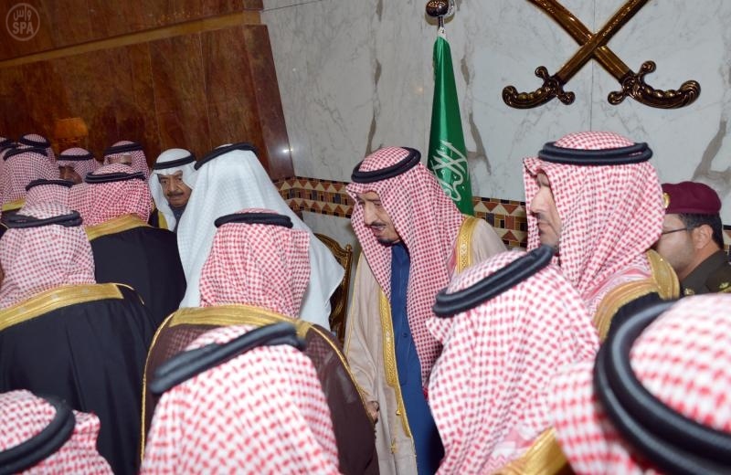 ولي العهد يستقبل المعزين في وفاة الأمير سطام بن عبدالعزيز