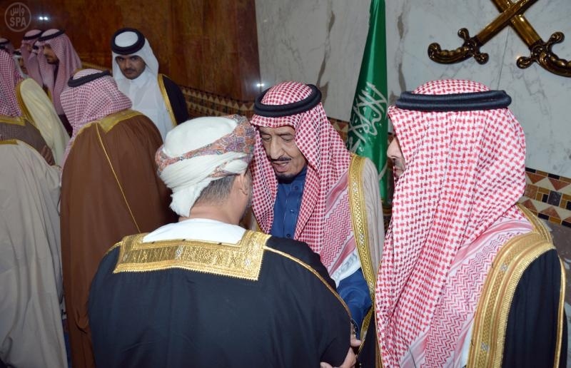 ولي العهد يستقبل المعزين في وفاة الأمير سطام بن عبدالعزيز