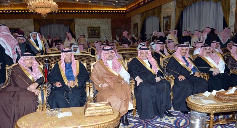 ولي العهد يستقبل المعزين في وفاة الأمير سطام بن عبدالعزيز