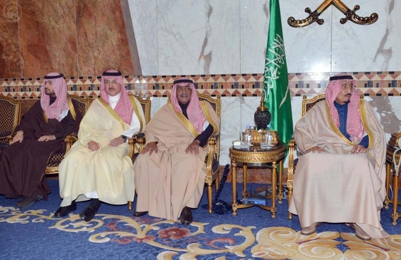 ولي العهد يستقبل المعزين في وفاة الأمير سطام بن عبدالعزيز