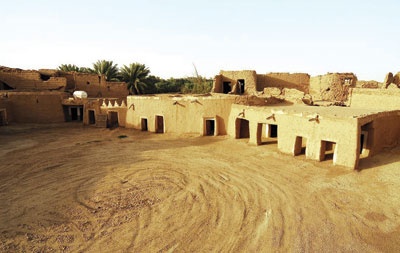 «عيون الجواء» تستثمر في منازل الطين وتحيي بلدتها القديمة