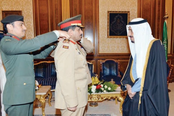 الأمير سلمان يقلد قائد القوات البرية رتبته الجديدة