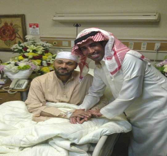 فايز المالكي يطمئن على الفنان يوسف الجراح بعد إجرائه العملية الجراحية