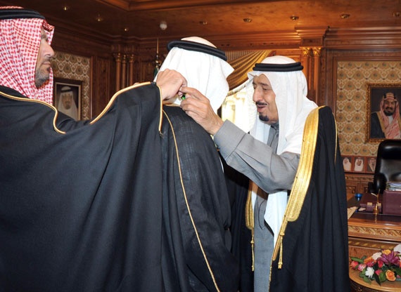 ولي العهد يقلد عمر فؤاد حمزة وسام الملك عبدالعزيز من الدرجة الأولى