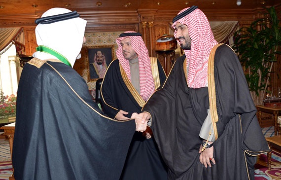 ولي العهد يقلد عمر فؤاد حمزة وسام الملك عبدالعزيز من الدرجة الأولى