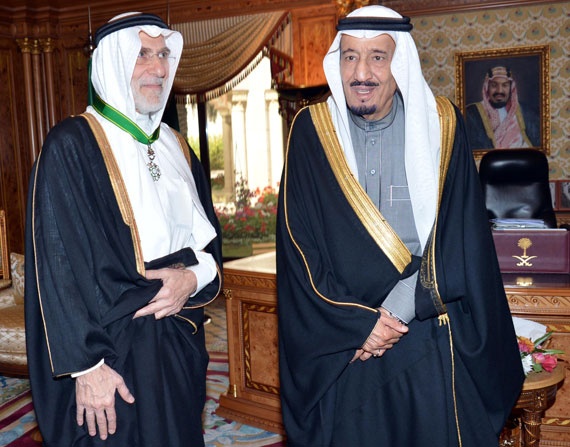 ولي العهد يقلد عمر فؤاد حمزة وسام الملك عبدالعزيز من الدرجة الأولى