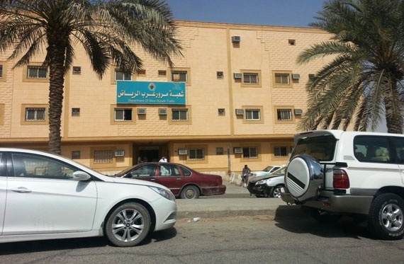 قصة مصورة : مخالفات مرورية أمام مبنى المرور !!