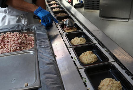 خفض الانفاق الاتحادي يهدد برنامج "Meals on Wheels" لدعم المسنين بالغذاء في أمريكا