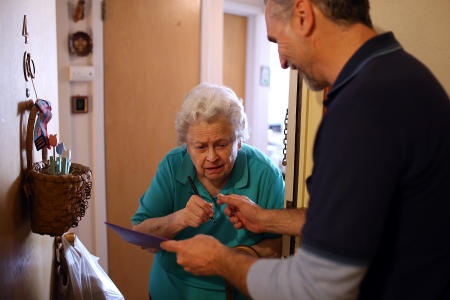 خفض الانفاق الاتحادي يهدد برنامج "Meals on Wheels" لدعم المسنين بالغذاء في أمريكا
