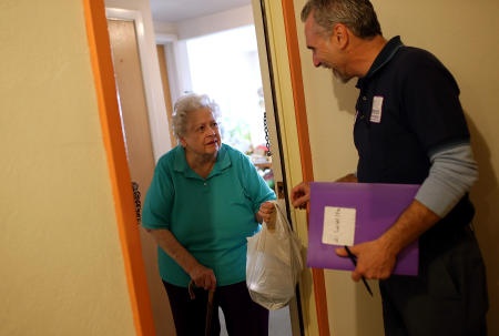 خفض الانفاق الاتحادي يهدد برنامج "Meals on Wheels" لدعم المسنين بالغذاء في أمريكا