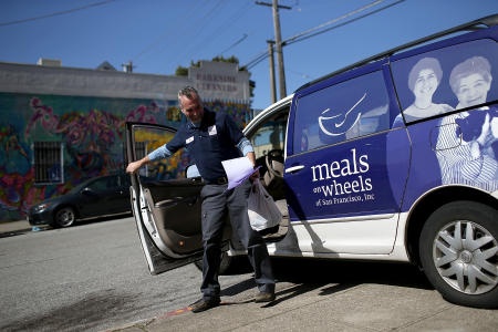 خفض الانفاق الاتحادي يهدد برنامج "Meals on Wheels" لدعم المسنين بالغذاء في أمريكا