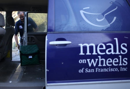 خفض الانفاق الاتحادي يهدد برنامج "Meals on Wheels" لدعم المسنين بالغذاء في أمريكا