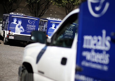 خفض الانفاق الاتحادي يهدد برنامج "Meals on Wheels" لدعم المسنين بالغذاء في أمريكا