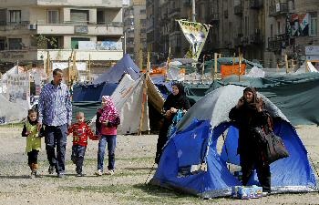 متظاهرون مصريون يعيدون إغلاق ميدان التحرير أمام حركة السير