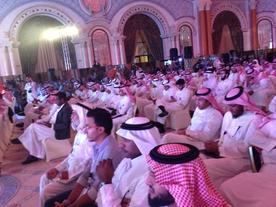 قصة مصورة : 400 مغرد يلتقون تحت قبة واحدة في الرياض