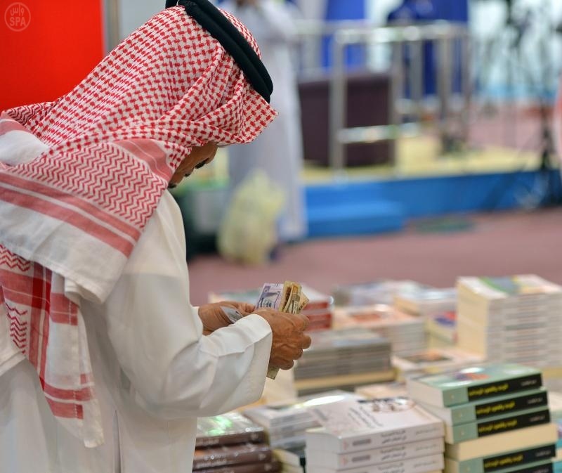 قصة مصورة: جانب من زوار معرض الكتاب من اليوم السادس