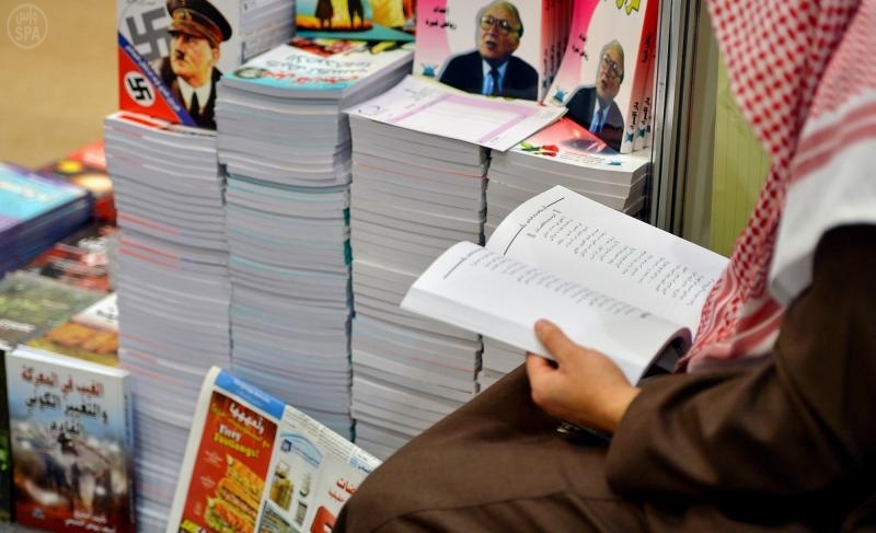 قصة مصورة: جانب من زوار معرض الكتاب من اليوم السادس