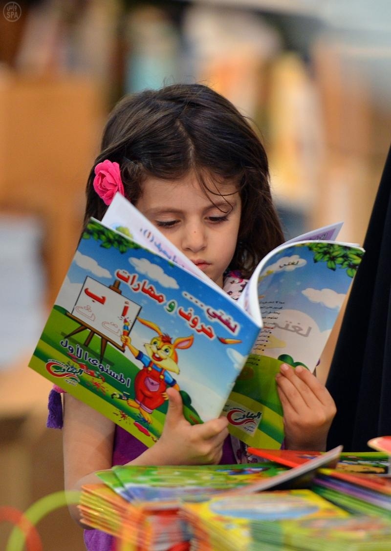 قصة مصورة: جانب من زوار معرض الكتاب من اليوم السادس