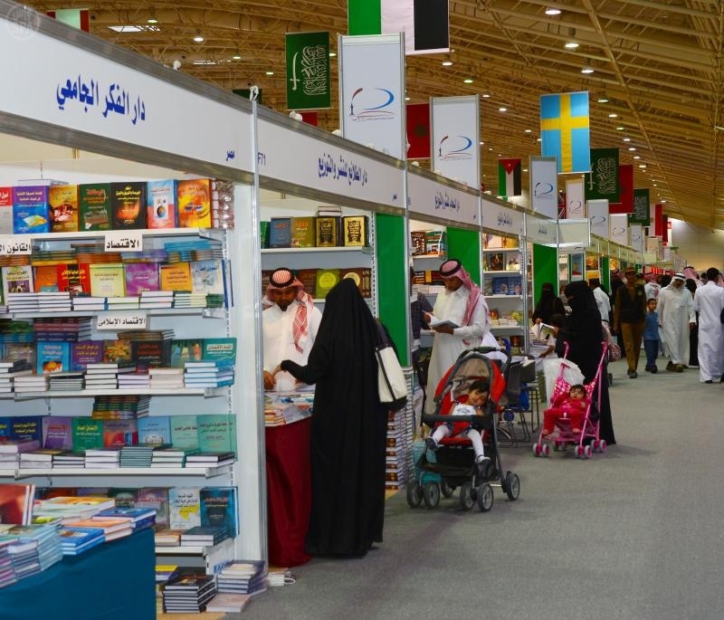 قصة مصورة: جانب من زوار معرض الكتاب من اليوم السادس