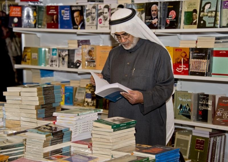 قصة مصورة: جانب من زوار معرض الكتاب من اليوم السادس